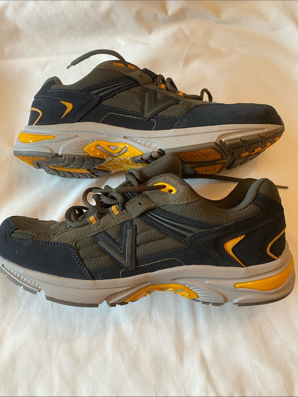 🦩Vionic Men's Sneakers - Black and Yellow Accents🦩